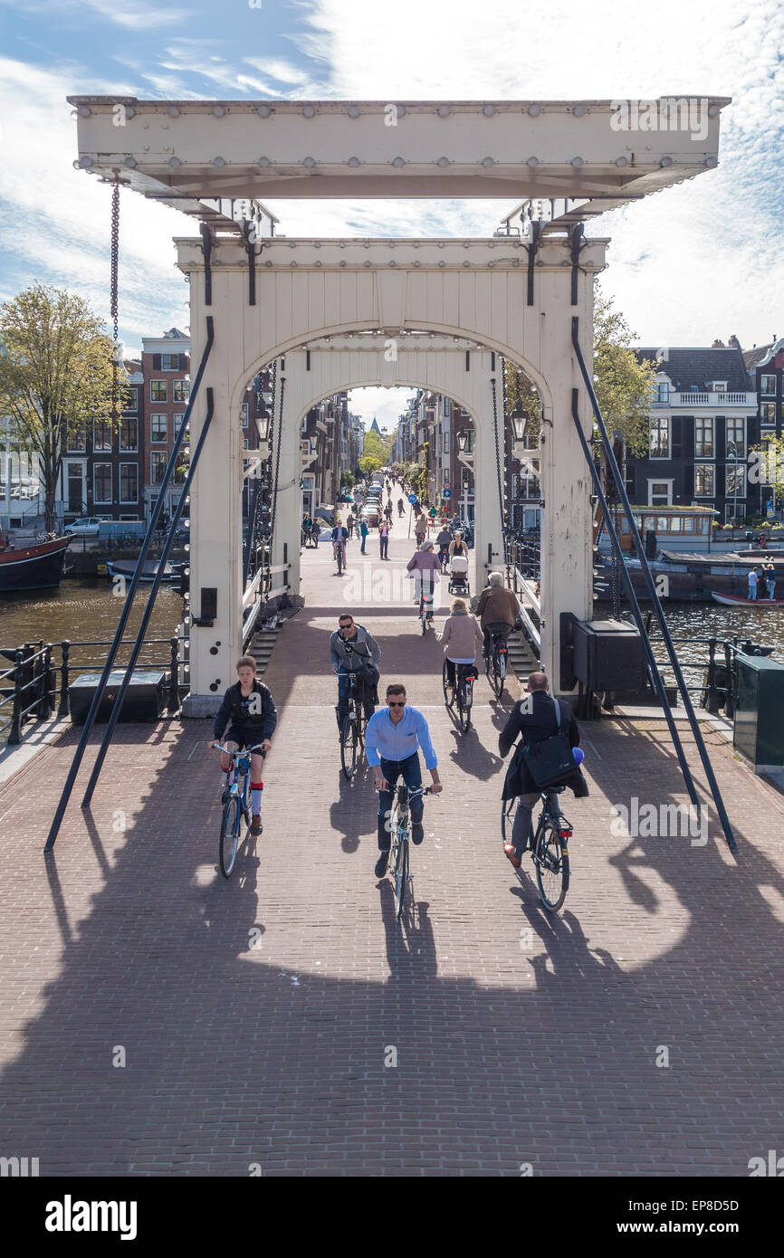 Amsterdam Magere Brug o Skinny Bridge un famoso punto di riferimento della città e un collegamento importante in una trafficata East West cross town percorso ciclabile Foto Stock