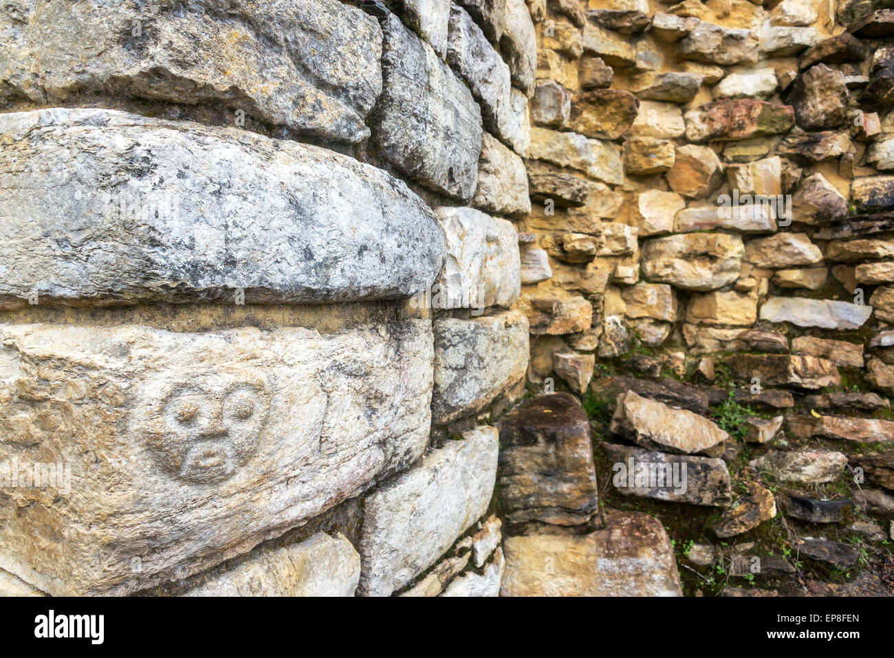 Volto scolpito su pietra nelle rovine di Kuelap, Perù Foto Stock