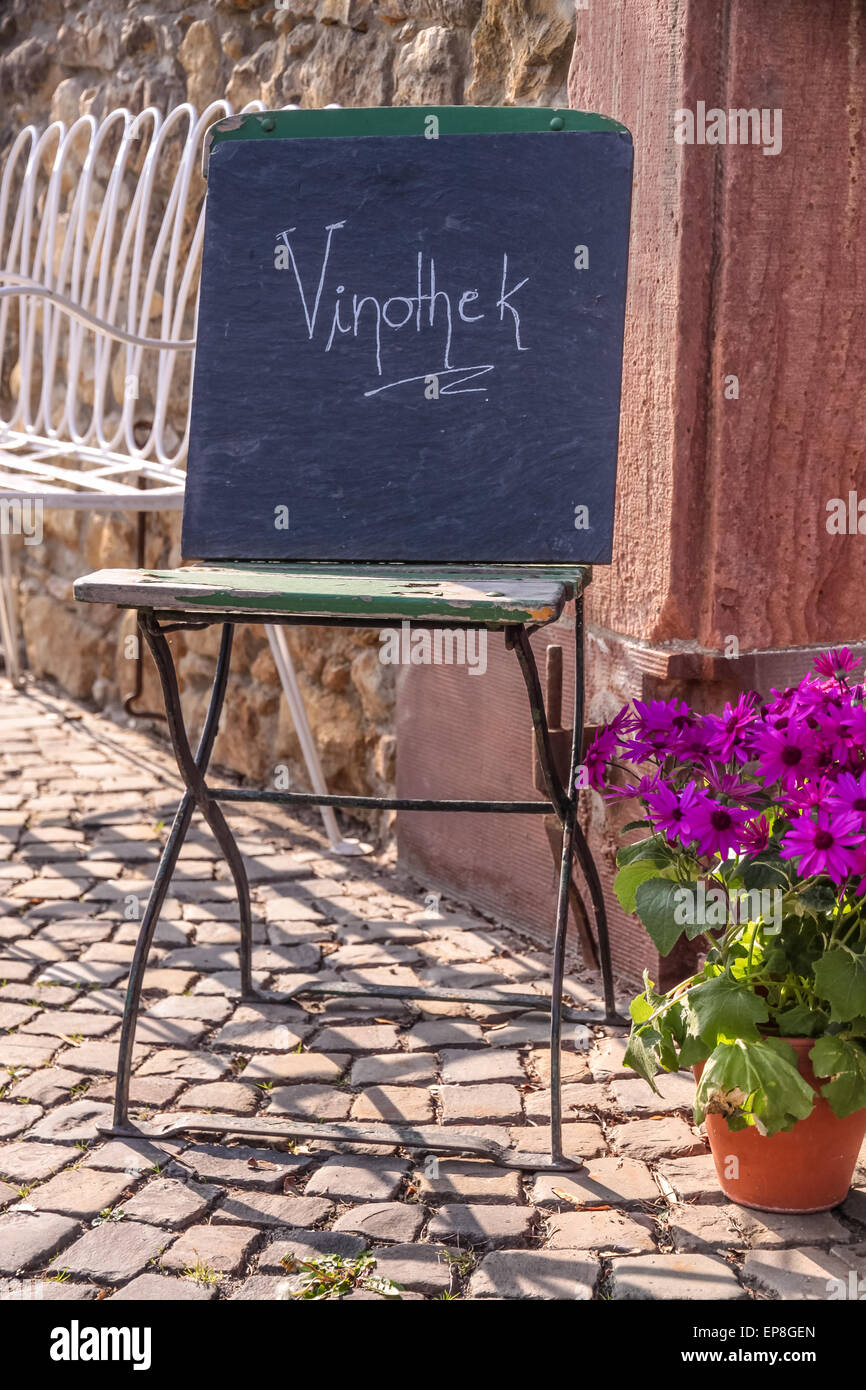 Segno wine bar nella città vecchia di Eltville, Rheingau, Hesse, Germania Foto Stock
