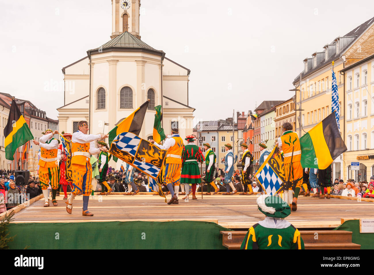 Traunstein/Germania/Baviera, Aprile 06th: storico ballo di spada al Georgirittes di Traunstein su il lunedì di Pasqua Foto Stock