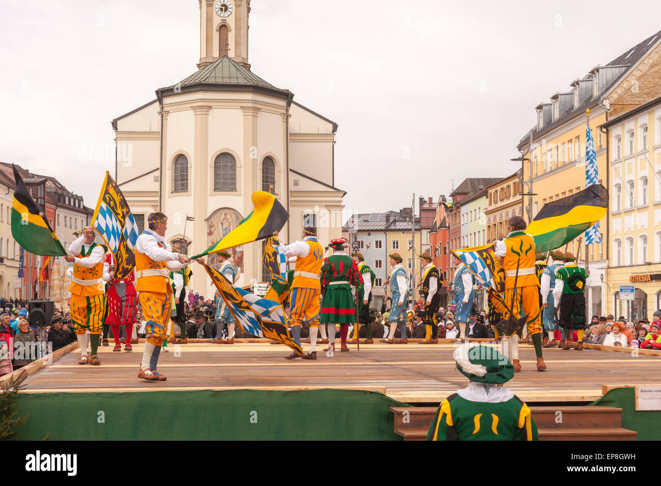 Traunstein/Germania/Baviera, Aprile 06th: storico ballo di spada al Georgirittes di Traunstein su il lunedì di Pasqua Foto Stock