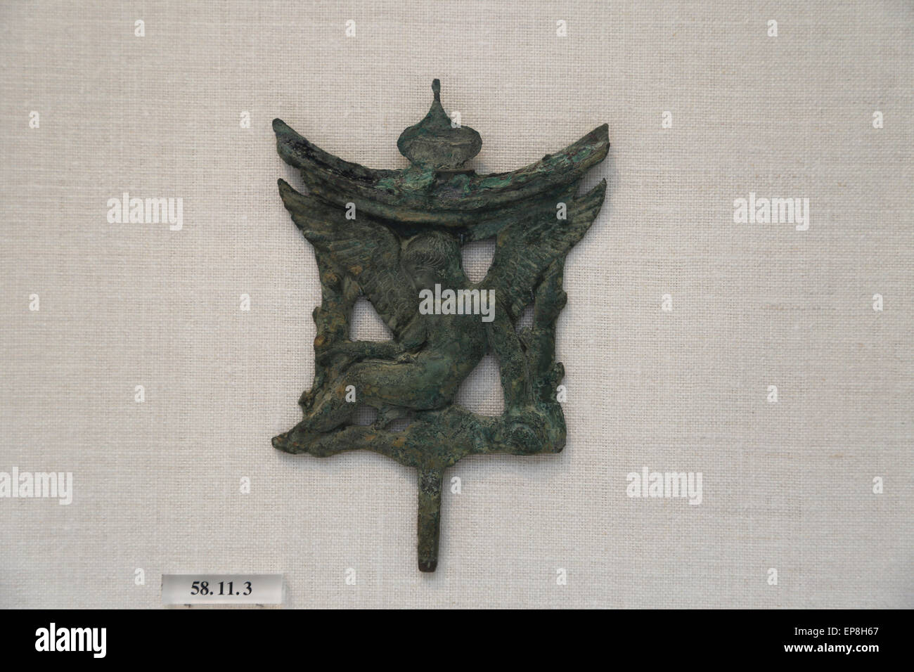 Il servizio di supporto Bronze per uno specchio. Greco, Sud italiano, Locrian ?. Iii secolo AC. Seduto Eros. Metropolitan museo di arte. Ny. Stati Uniti d'America. Foto Stock