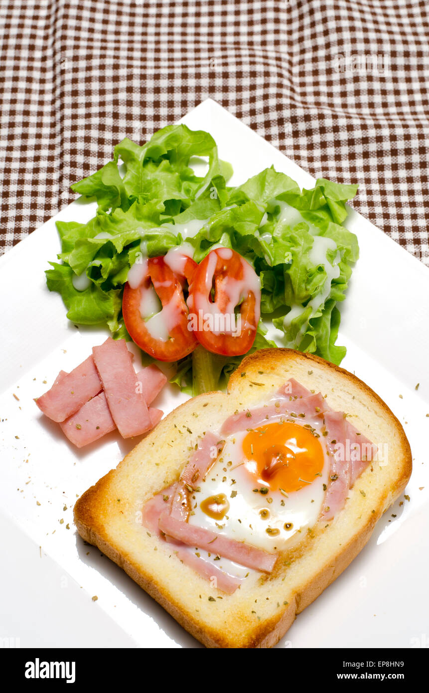 Il cibo della colazione menu uovo in un foro con insalata Foto Stock