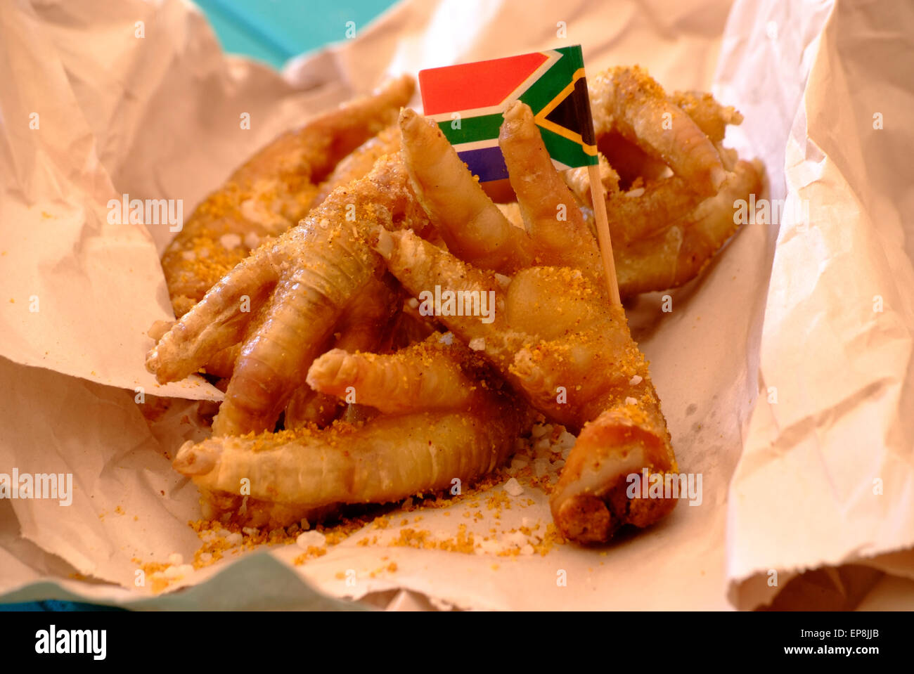 Walkie talkie o pollo i piedi sono un comune del Sud Africa il cibo di  strada sono i piedi di pollo servito spesso con pap e salsa speziata in  umido o fritte