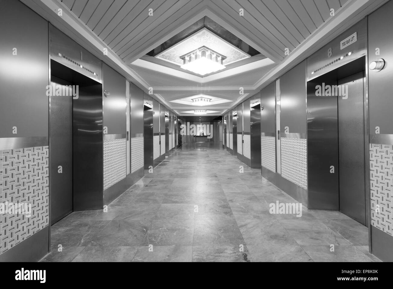 Ascensori nella hall di entrata senza persone Foto Stock