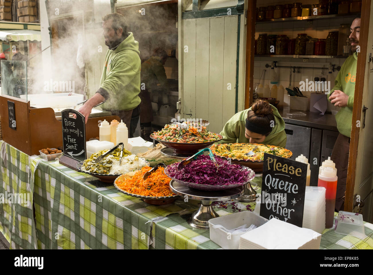 Pressione di stallo di cibo in St Nicholas mercati in Bristol, Regno Unito Foto Stock