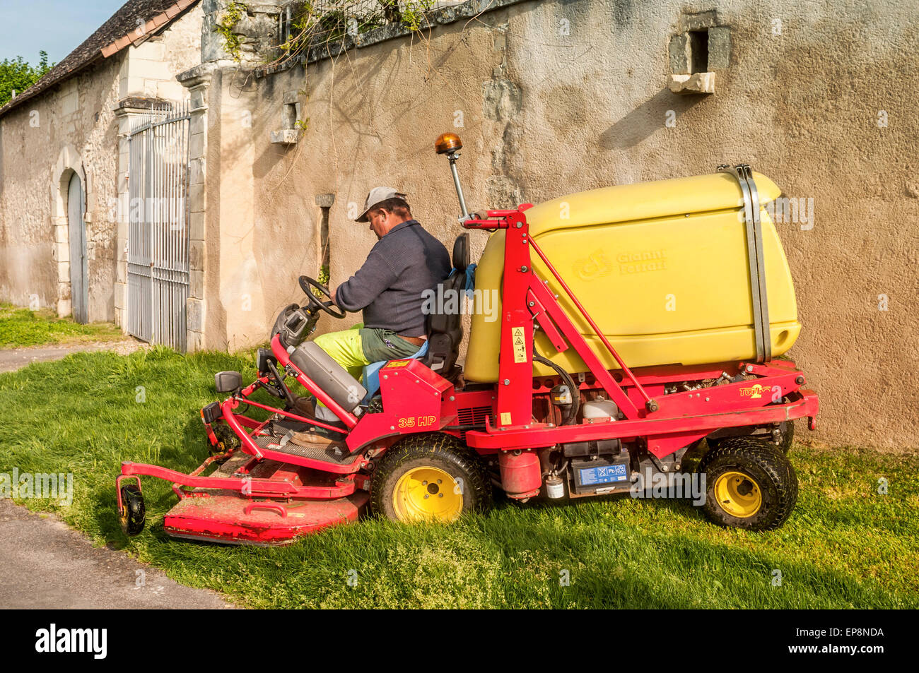 Motore alimentato il sit-in Ferrari falciatrice di erba - Francia. Foto Stock