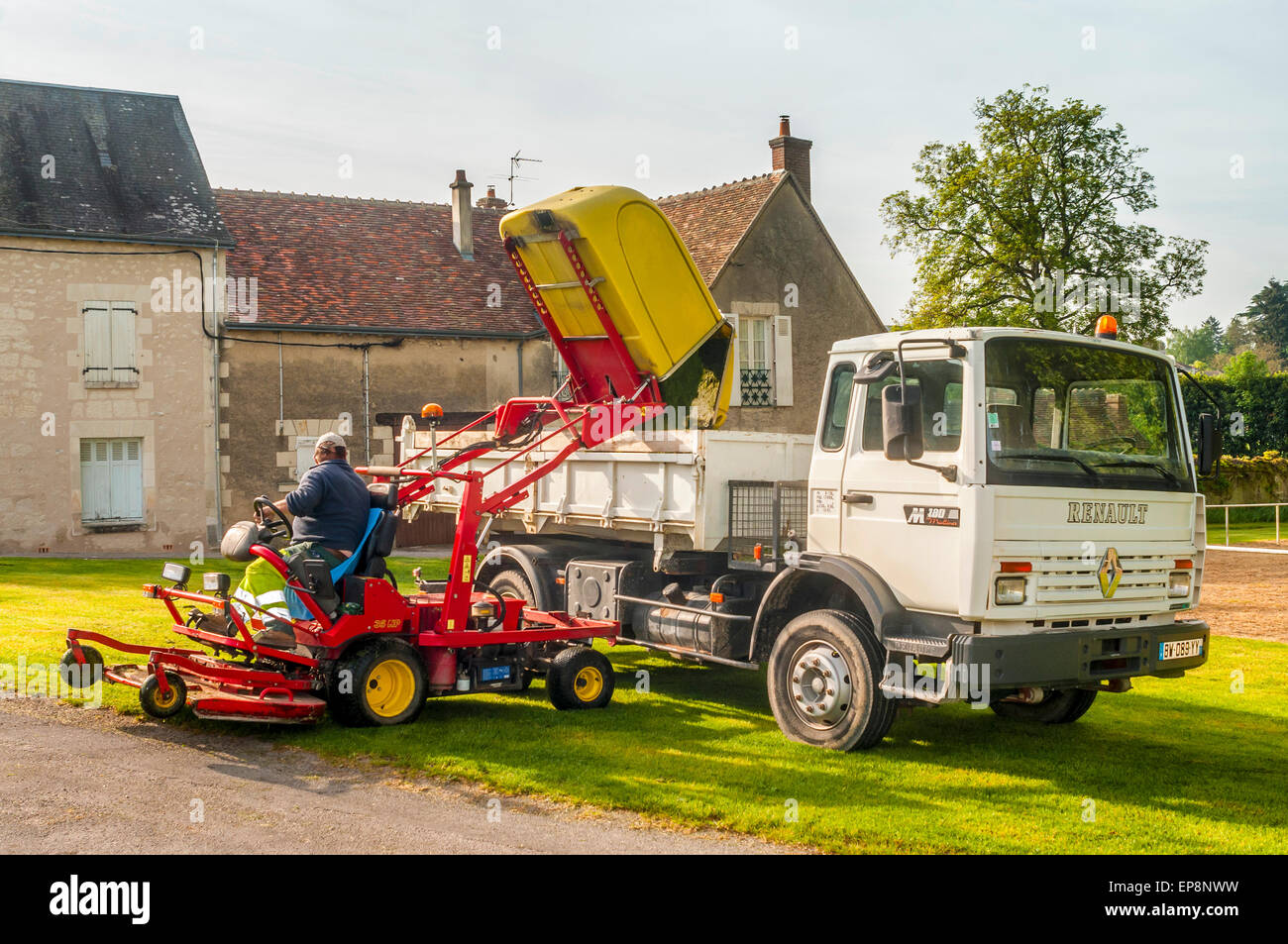 Tosaerba per ampie lo svuotamento di erba in camion - Francia. Foto Stock