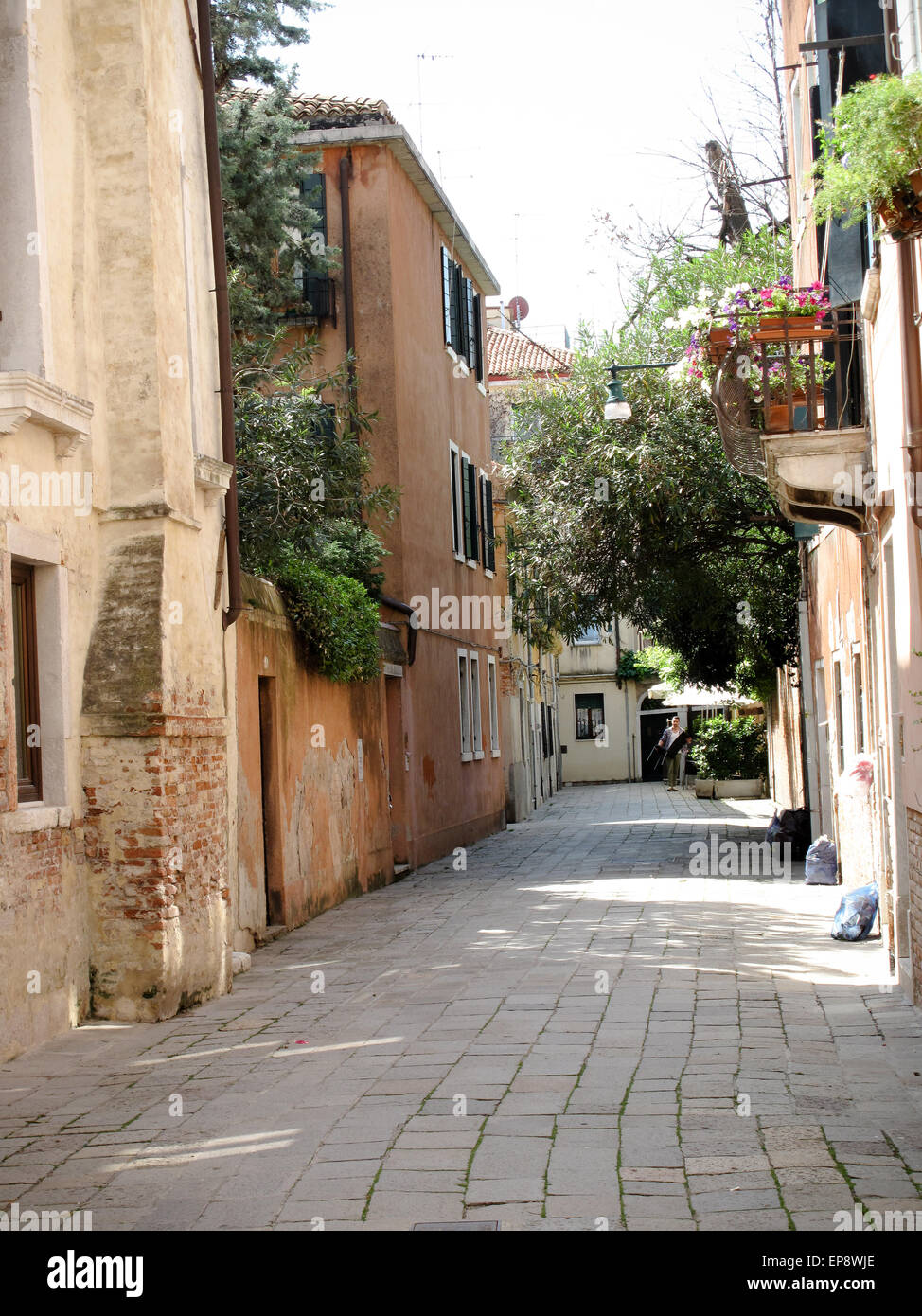 Una stretta strada di Venezia Foto Stock