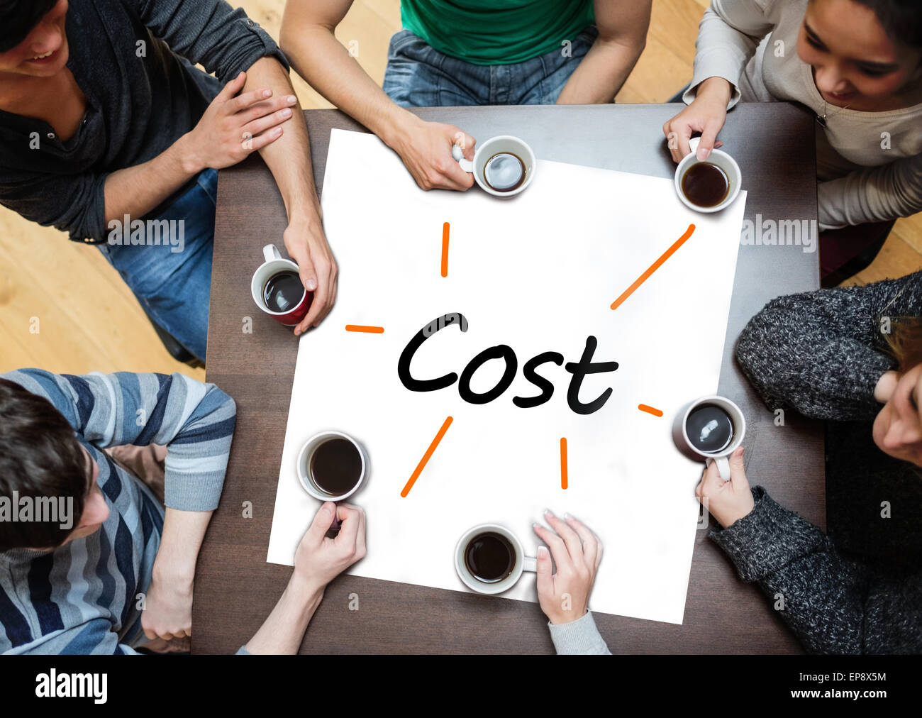 Team il brainstorming su un poster con costo scritto su di esso Foto Stock
