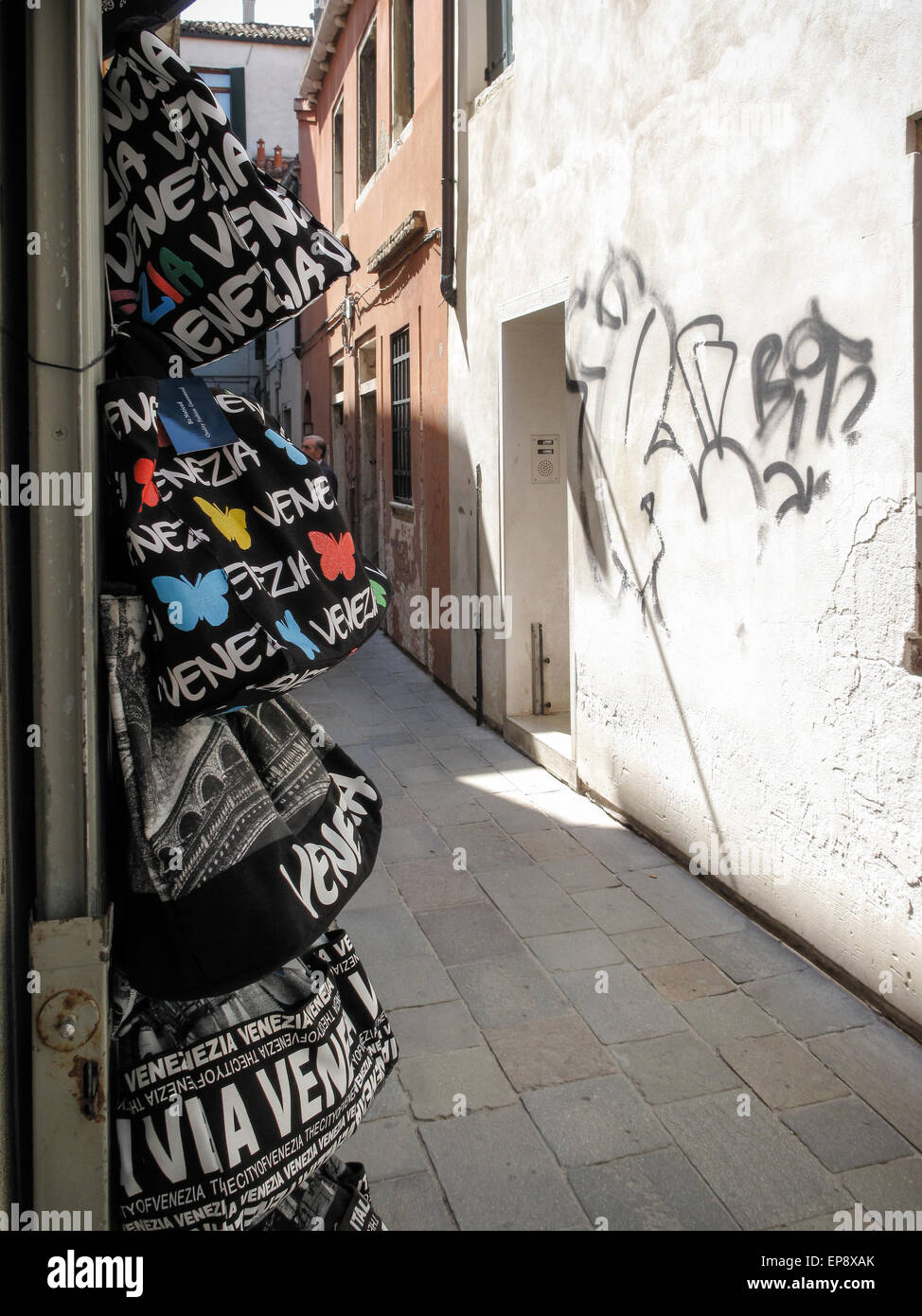 Negozio di souvenir e regali turistico in una piccola strada laterale a Venezia Foto Stock