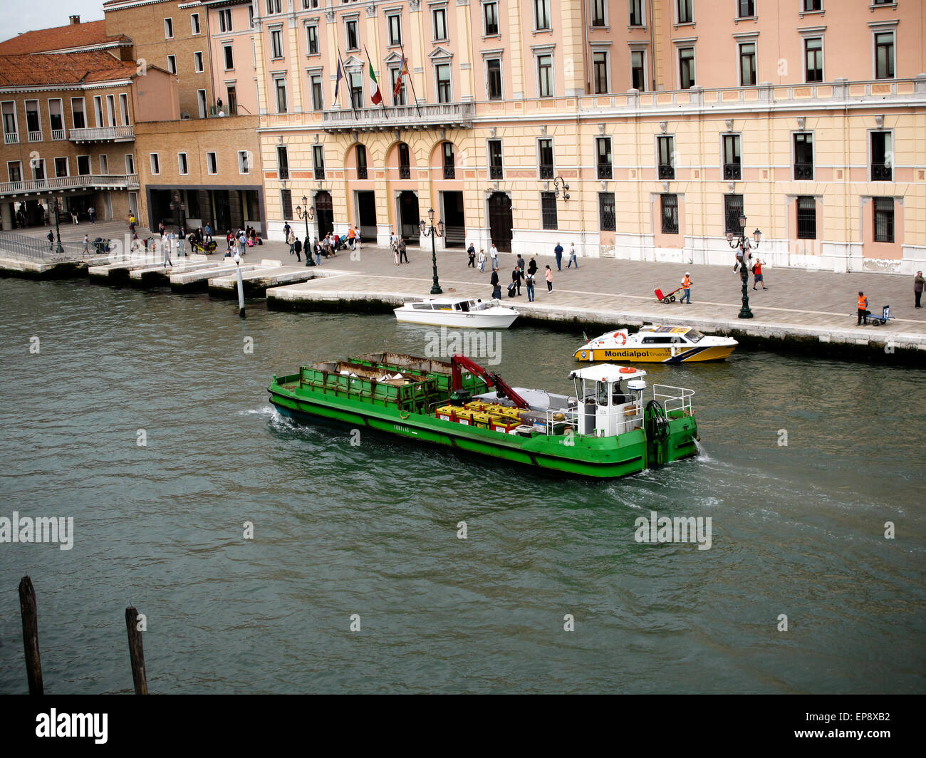 Una gru a base acquosa sul Canal Grande a Venezia Foto Stock