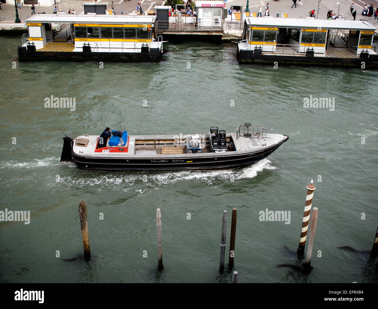 Acqua di un veicolo di trasporto,barca,sul Canal Grande a Venezia Foto Stock