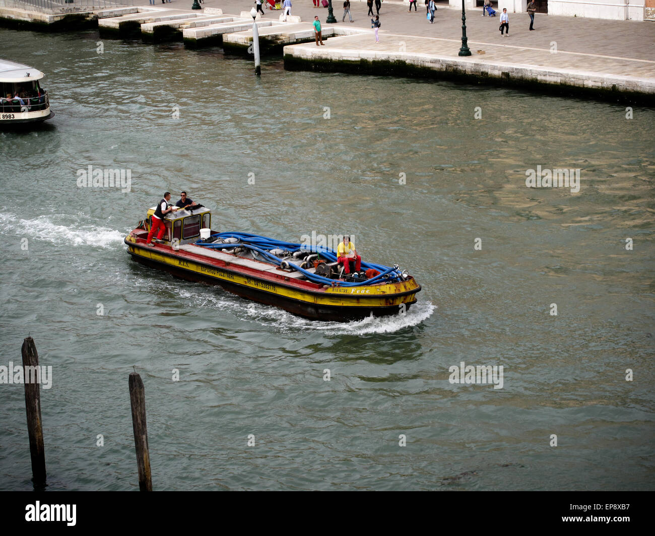 Una autocisterna di carburante sul Canal Grande a Venezia Foto Stock