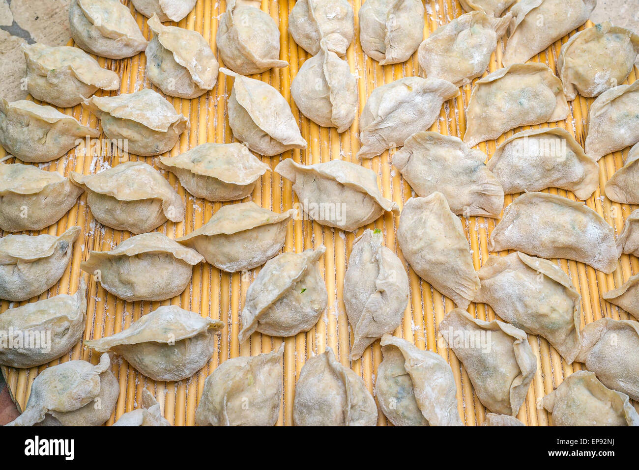 Gnocchi fatti a mano posta sull'imbottitura, essendo pronti per cucinare. Foto Stock