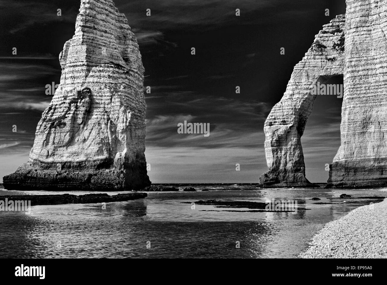 Francia Normandia: formazioni rocciose a spiaggia di Étretat come versione in bianco e nero Foto Stock
