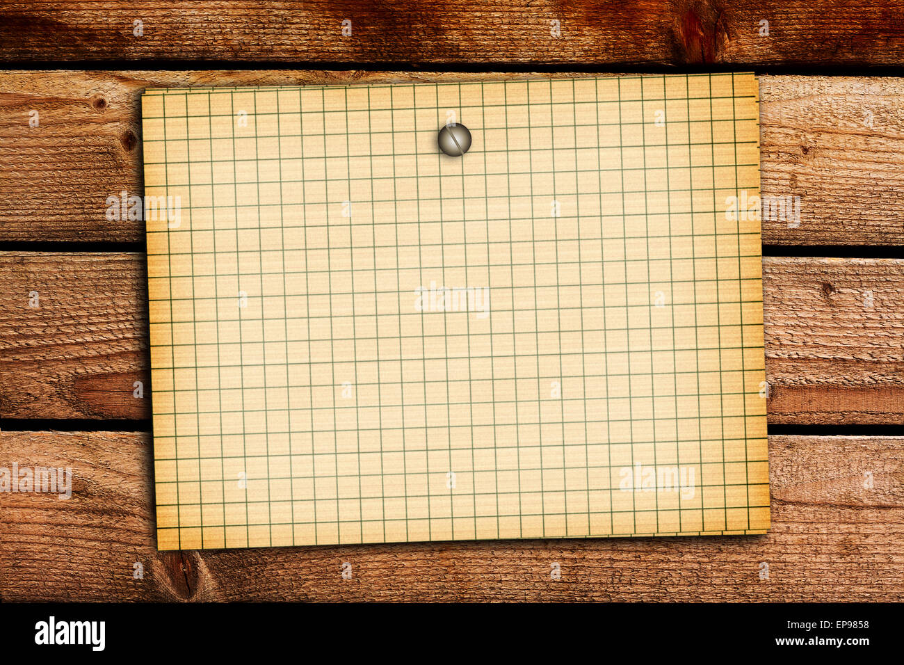 Vecchi fogli di carta su grunge sfondo di legno Foto Stock