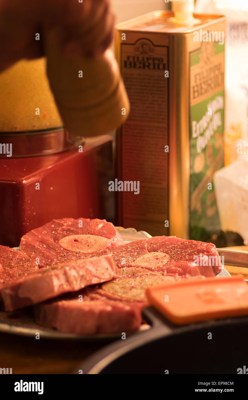 Spolverata di pepe su Osso Bucco, in preparazione per il supper club Foto Stock
