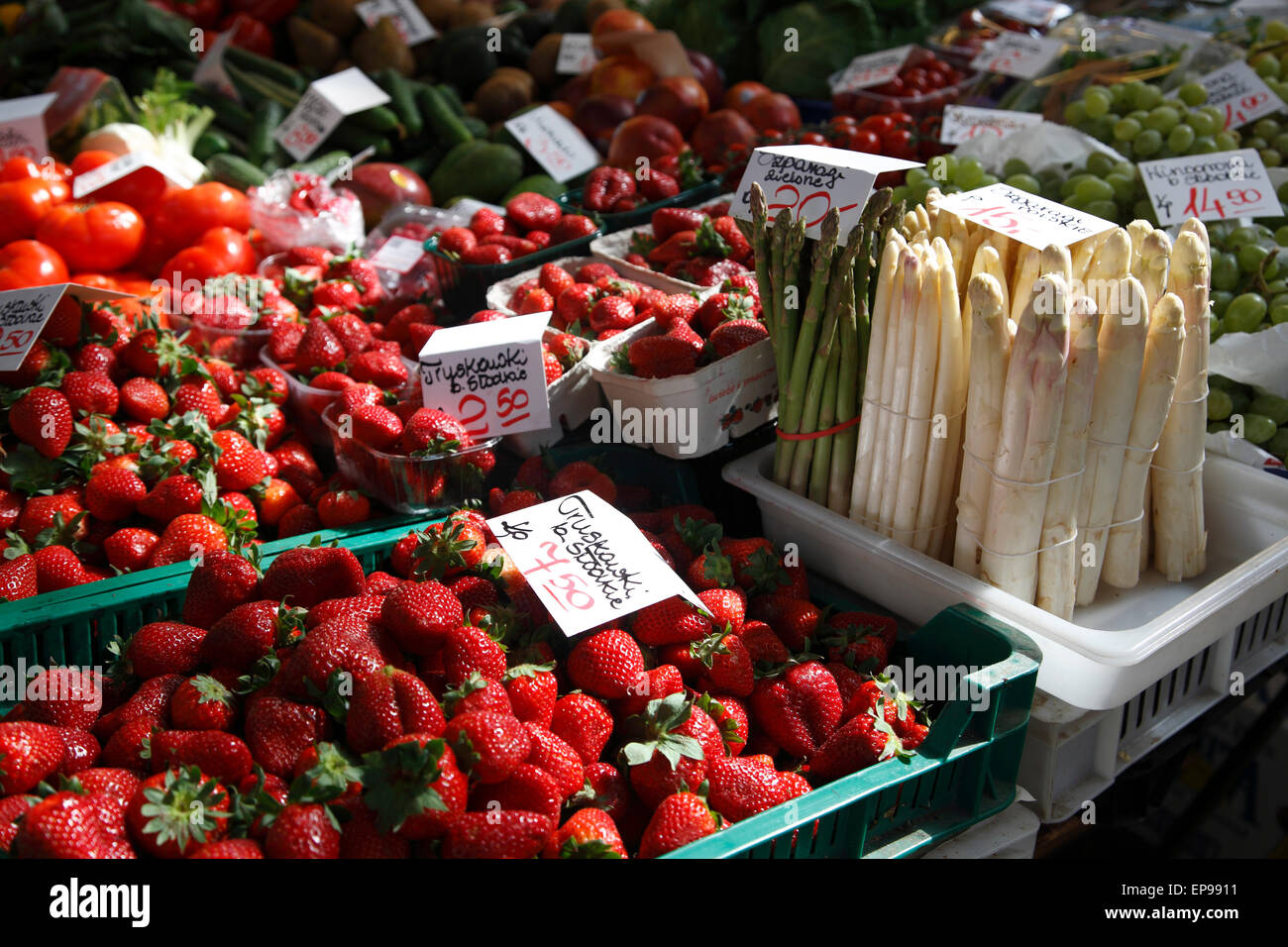 Pressione di stallo di frutta presso il market hall Hala Targowa, Wroclaw, Slesia, Polonia, Europa Foto Stock