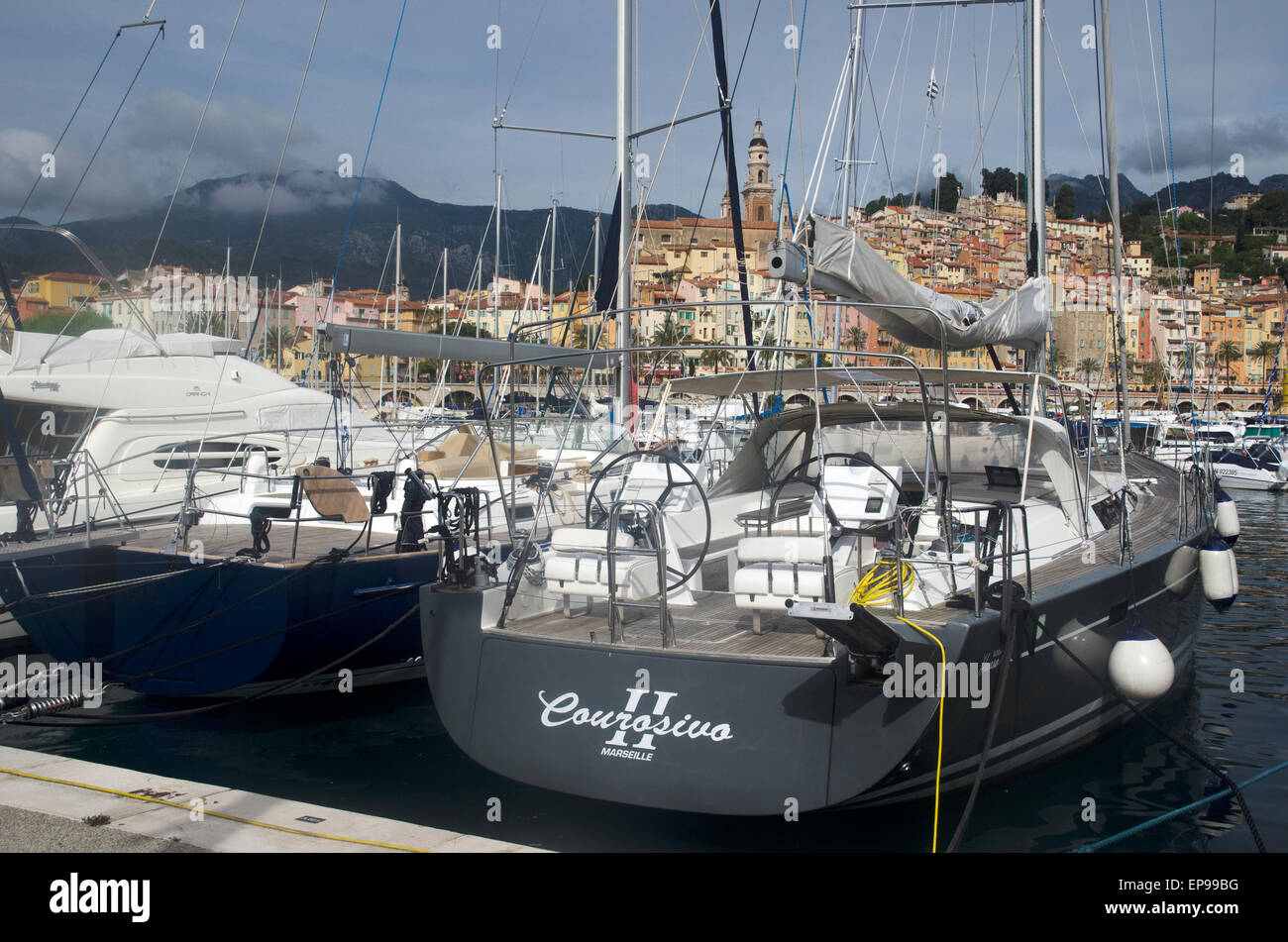 Menton il porto e la città vecchia, Cote d'Azur, in Francia Foto Stock