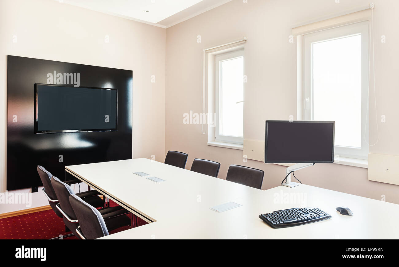 Interno di un ufficio moderno, mobili in bianco e hardware del computer sul tavolo. Foto Stock