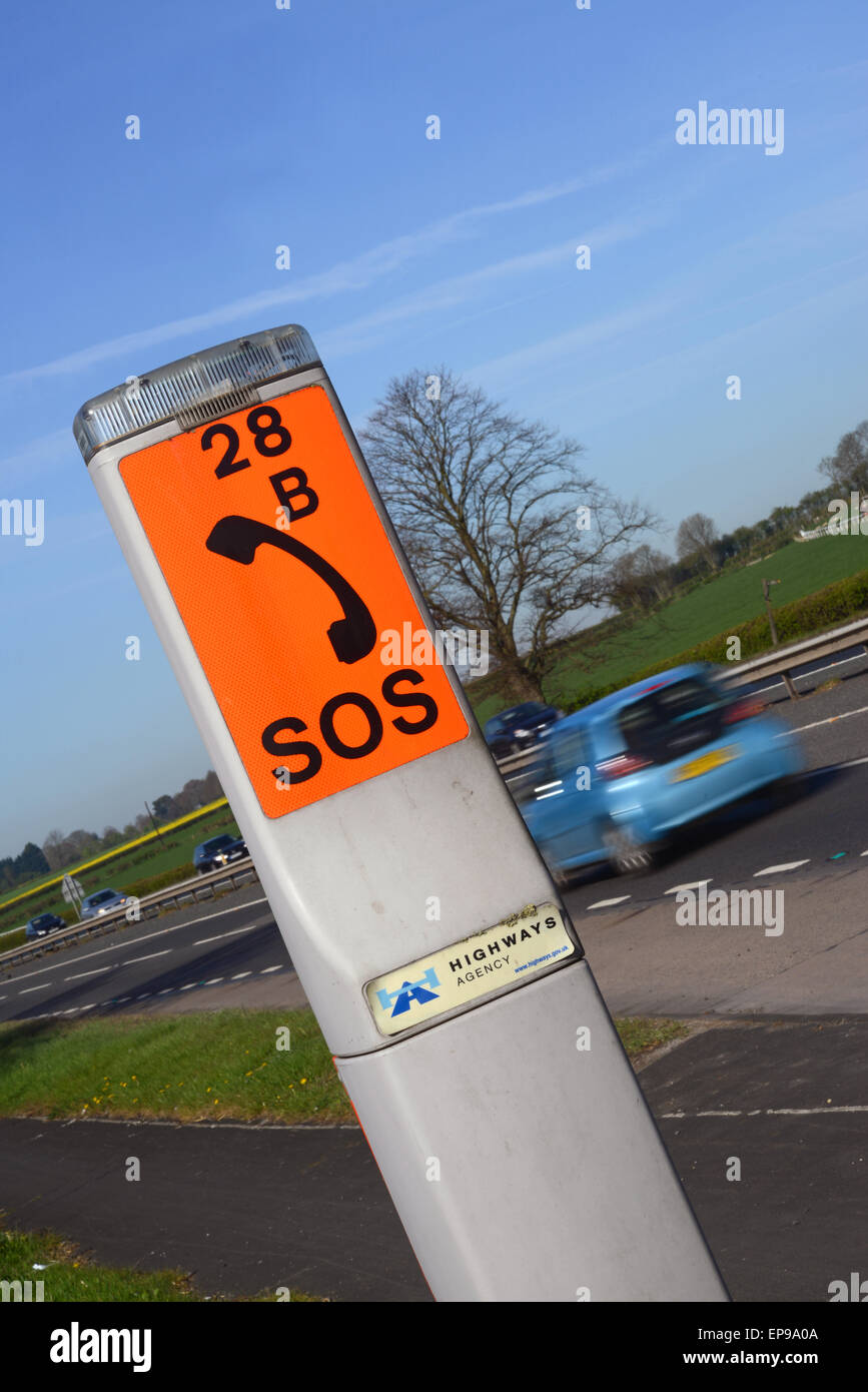 Auto passando sos ripartizione di emergenza telefono sulla a64 strada vicino a York Yorkshire Regno Unito Foto Stock