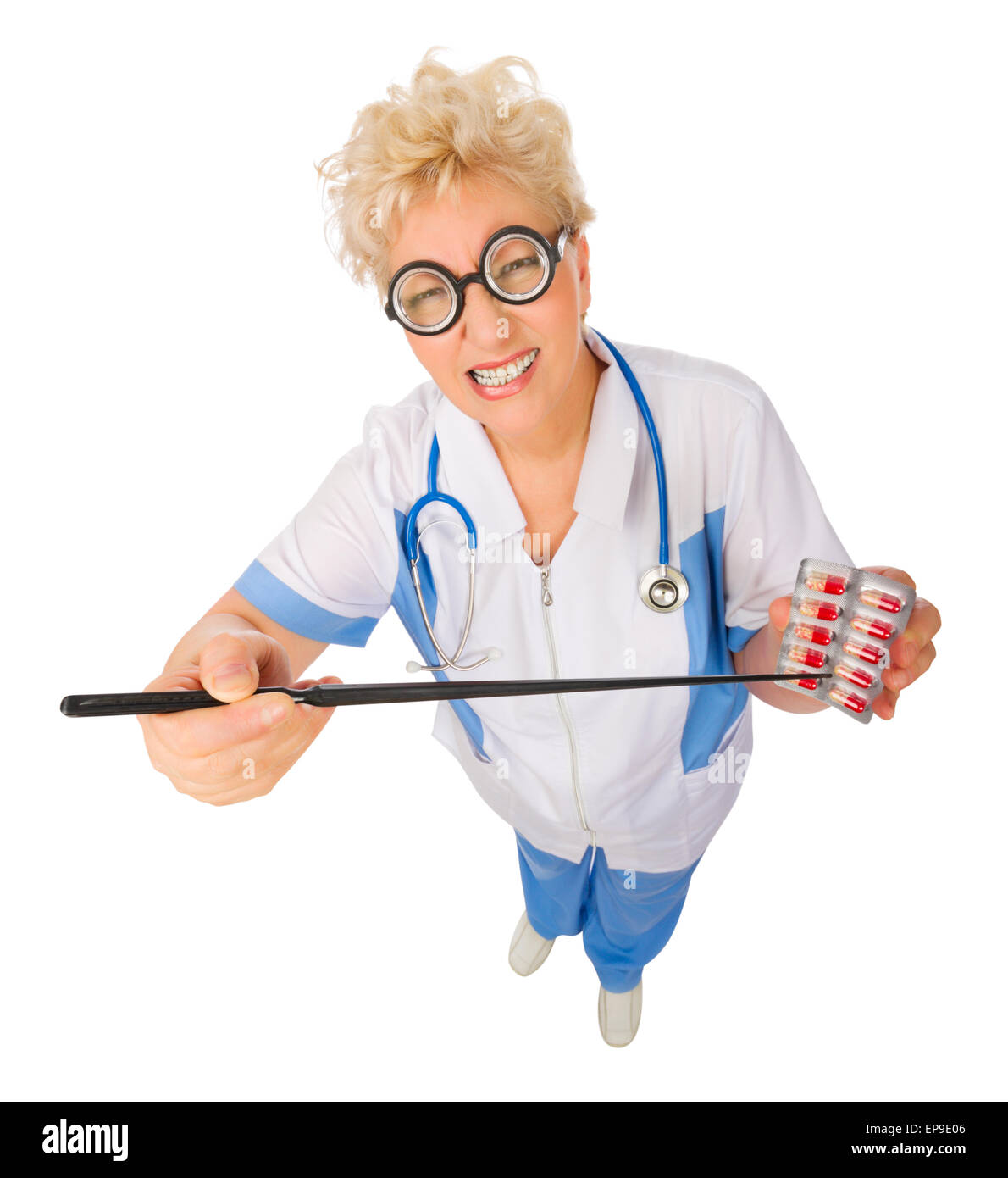 Coppia divertente medico con puntatore memory stick e pillole isolato Foto Stock