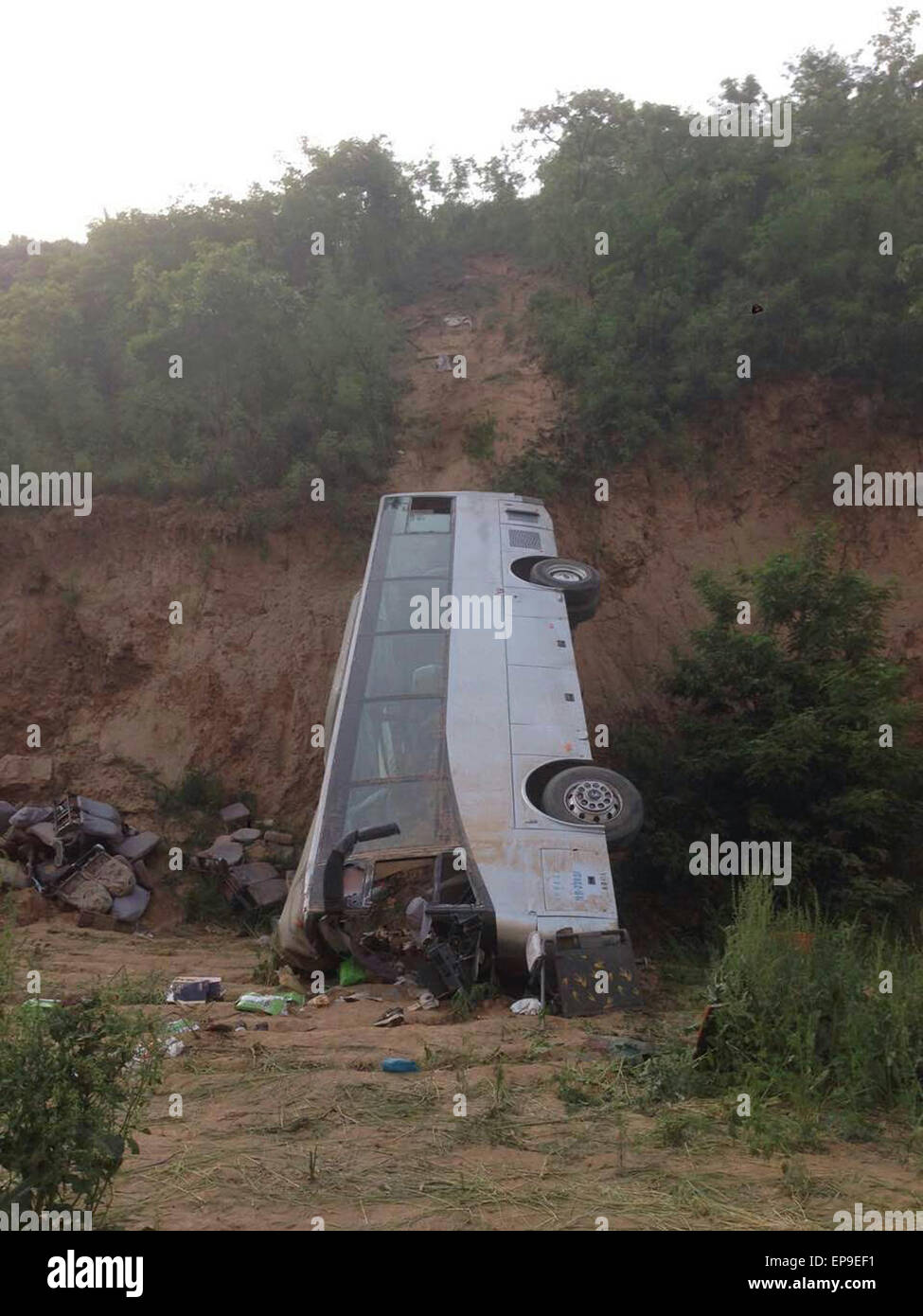 Xianyang. 15 Maggio, 2015. Foto scattata il 15 maggio 2015 Mostra sito incidente dopo un autobus rovesciato e cadde in una valle nella contea di Chunhua di Xianyang Città, Cina nord-occidentale della provincia di Shaanxi. Almeno una trentina di persone sono state uccise in incidente che è accaduto a circa 3:27 p.m. il venerdì quando un autobus che trasportava 44 immerso 30 metri in un burrone. Credito: Xinhua/Alamy Live News Foto Stock