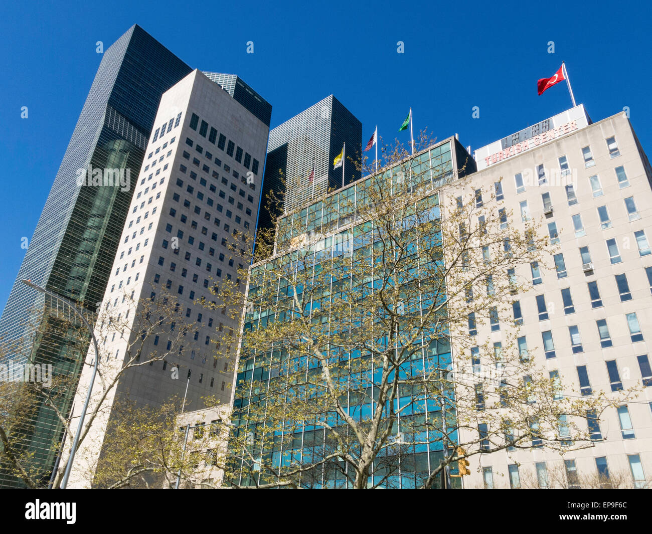 Skyline, First Avenue di fronte alle Nazioni Unite, New York, Stati Uniti d'America Foto Stock