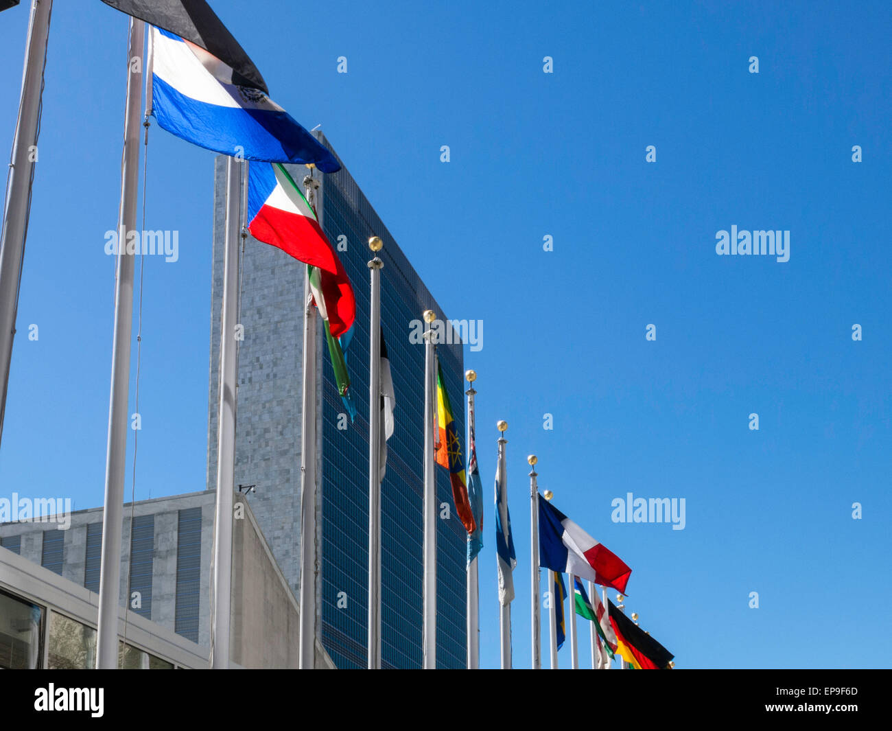 Le bandiere della nazione, il Quartier generale delle Nazioni Unite di New York Foto Stock
