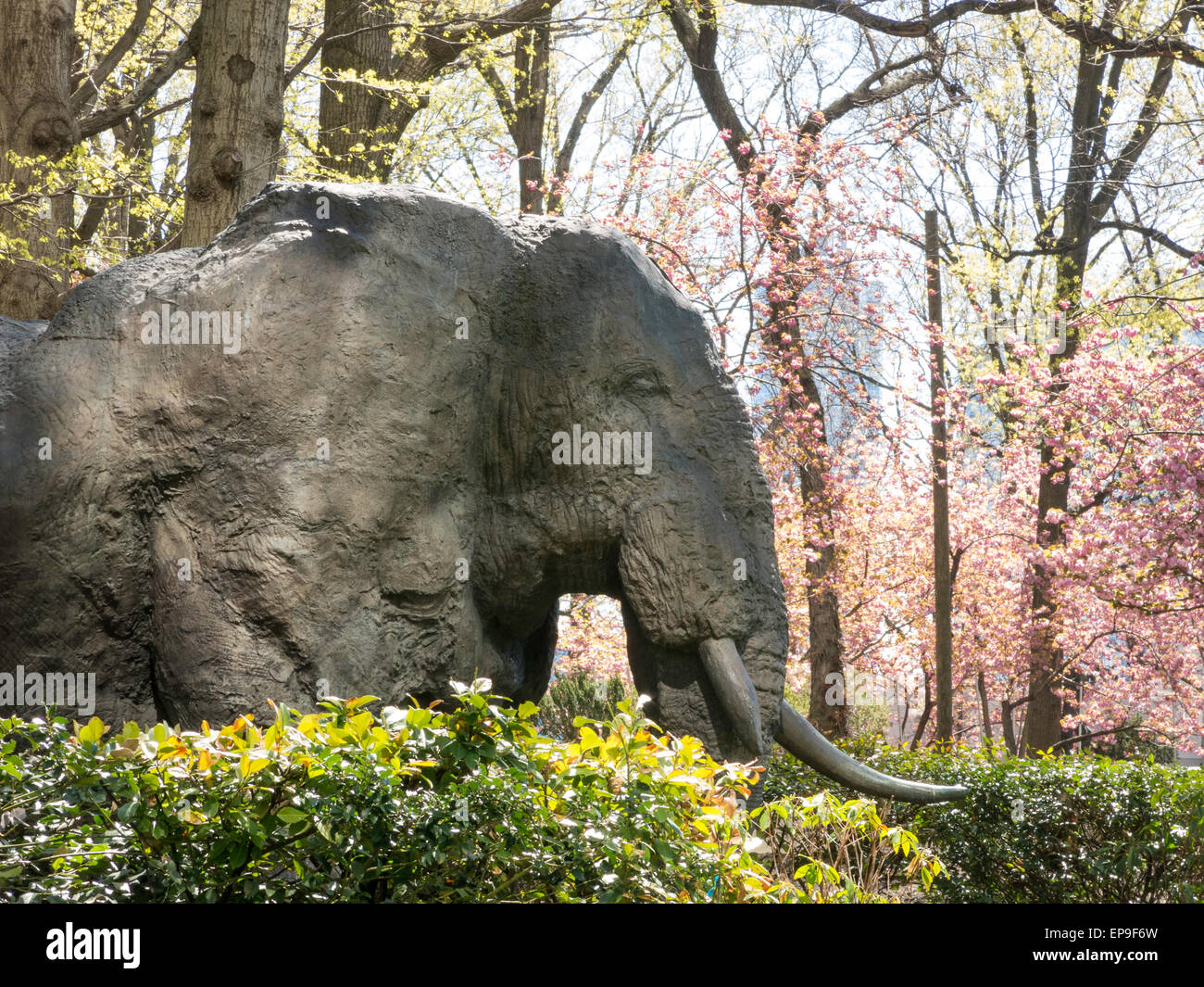 Statua dell'elefante toro africano nel Giardino delle sculture delle Nazioni Unite, NYC, USA 2015 Foto Stock