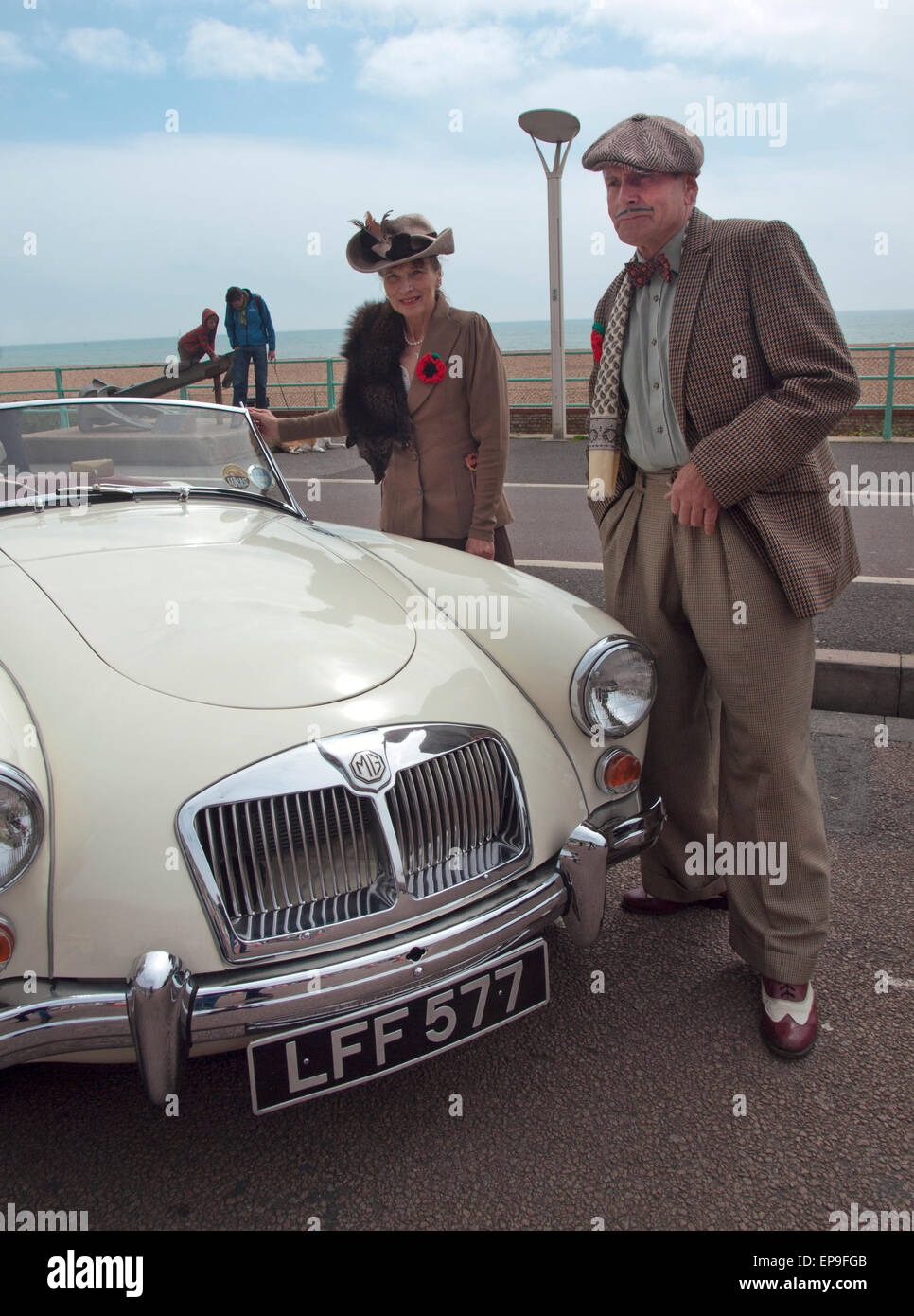 Gli amanti del periodo abbigliamento posano con un auto d'epoca in Brighton  Foto stock - Alamy