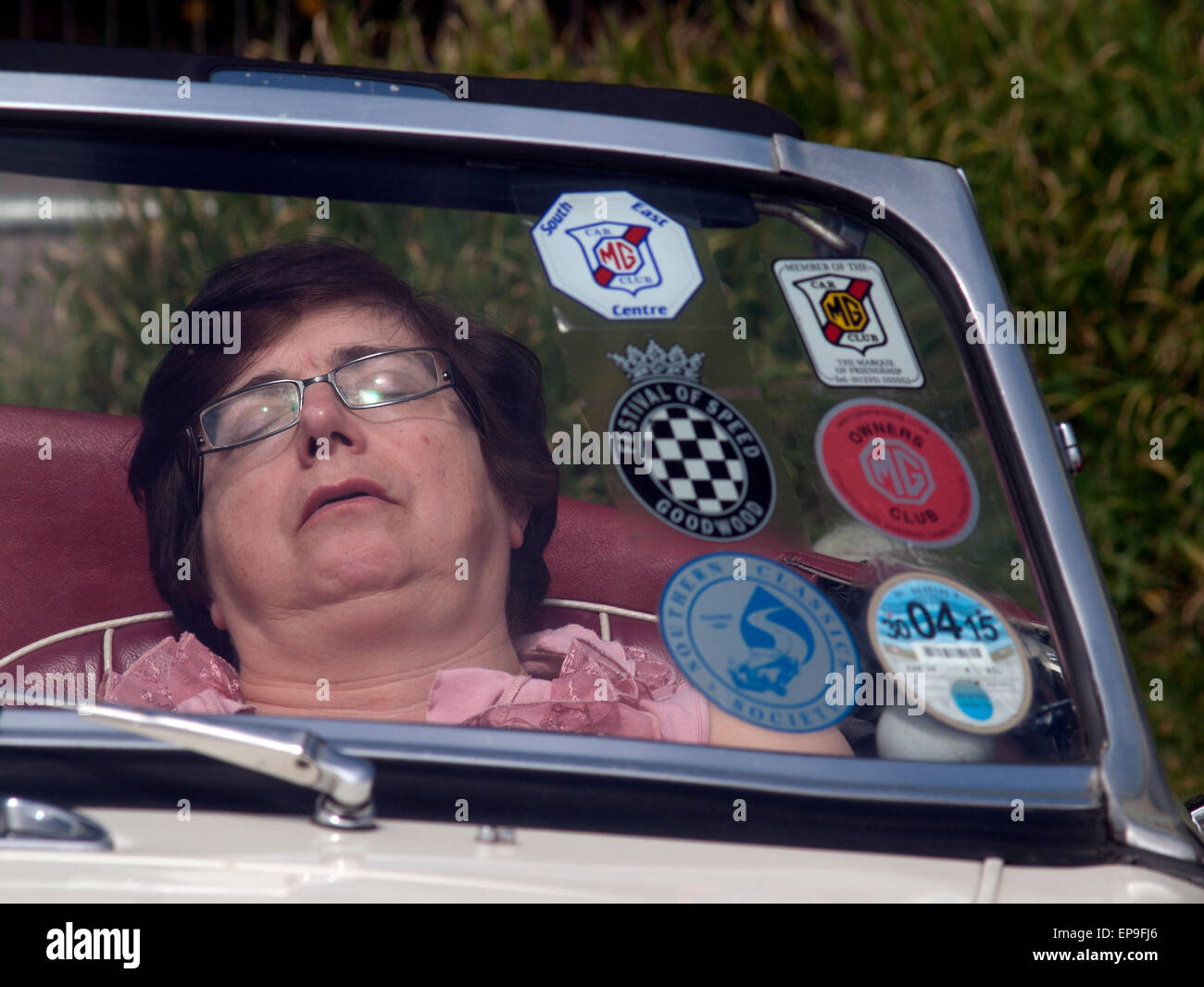 In corrispondenza di una vettura da rally in Brighton una donna dorme nel sedile anteriore Foto Stock