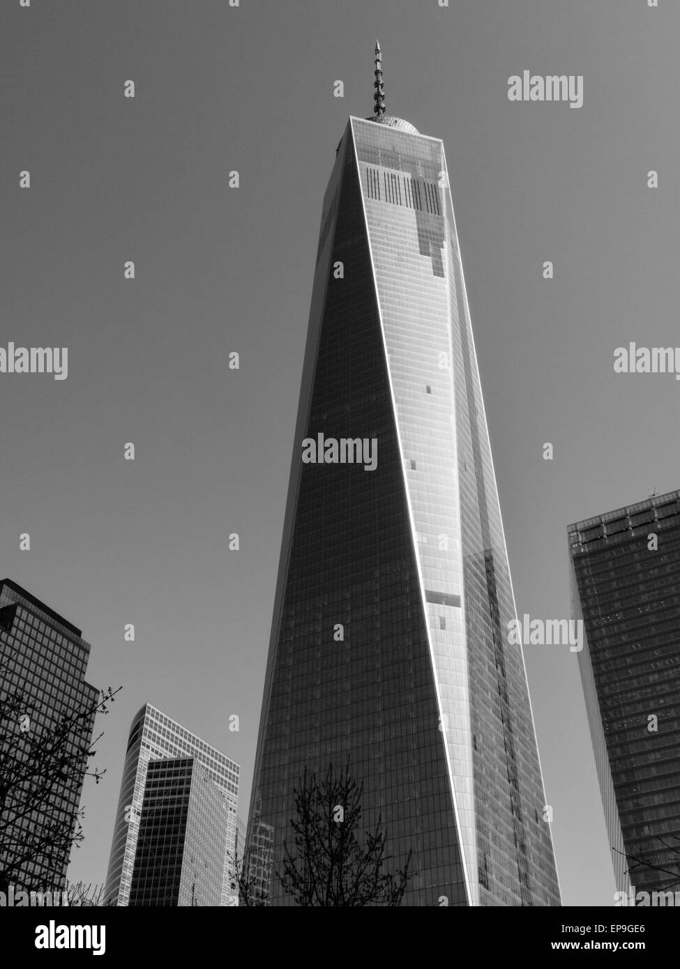 Il National September 11 Memorial sito con la Freedom Tower in bianco e nero e la parte inferiore di Manhattan, New York Foto Stock