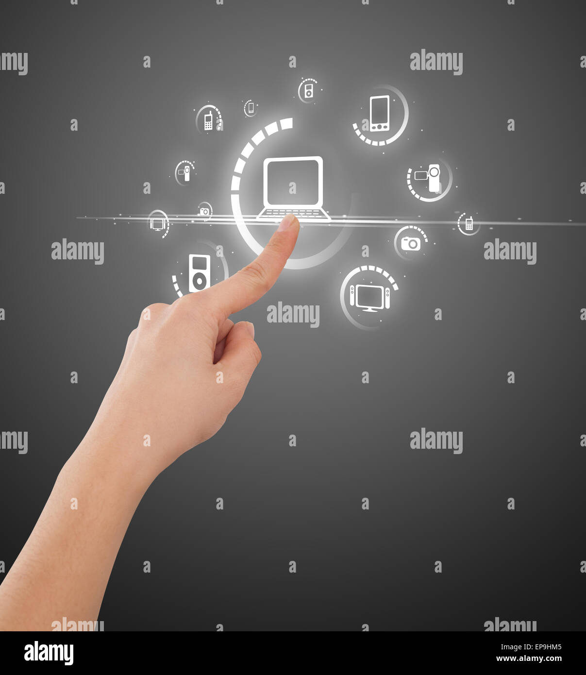 Imprenditore premendo tipo di supporto virtuale di pulsanti Foto Stock