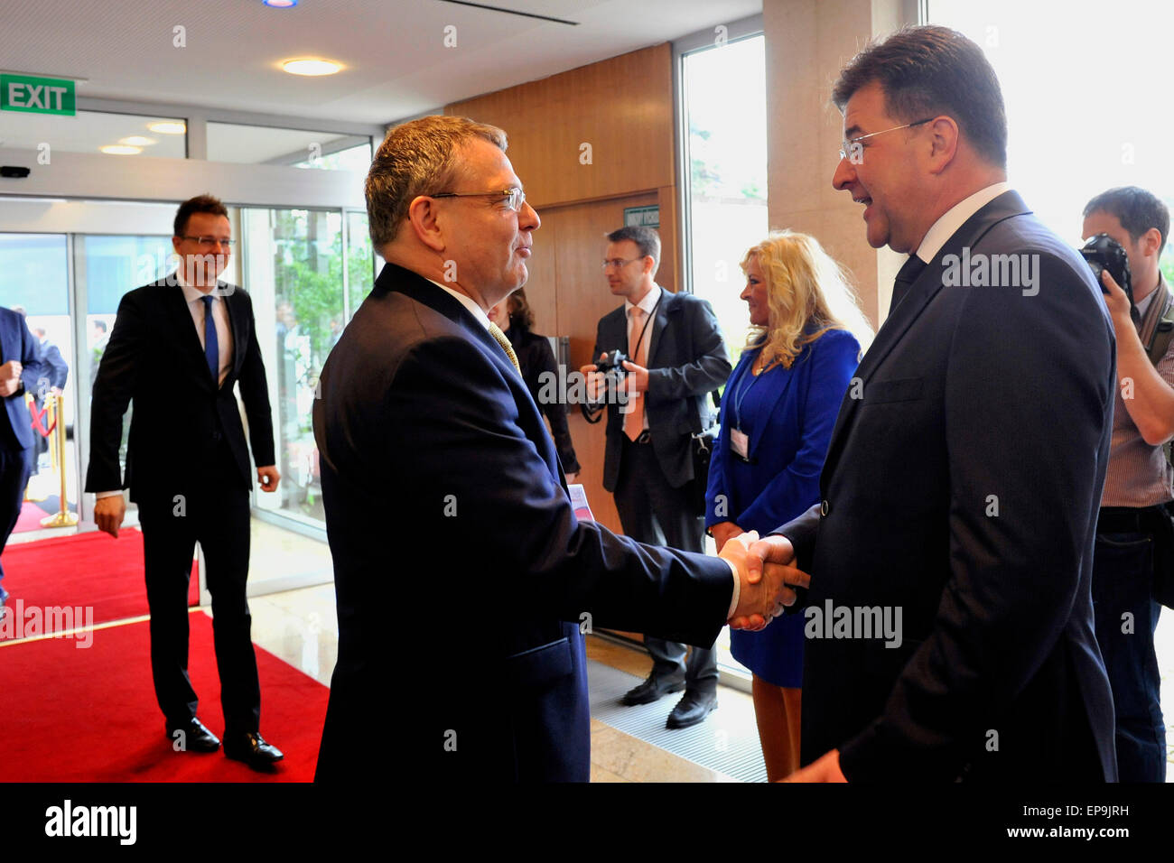 Bratislava, Slovacchia. 15 Maggio, 2015. La Repubblica ceca, l'Ungheria, la Polonia e la Slovacchia (Visegrad quattro) sostenere una più stretta cooperazione tra UE e sei post-Unione Sovietica entro il Partenariato Orientale progetto, V4 ministri degli esteri hanno concordato nel corso della riunione tenutasi a Bratislava, Slovacchia, 15 maggio 2015. Sulla foto da sinistra ministro ungherese degli Affari Esteri e del commercio Peter Szijjarto, Ministro degli esteri ceco Lubomir Zaoralek e slovacca Ministro degli Esteri Miroslav Lajcak prima della riunione. Credito: Jan KOLLER CTK/foto/Alamy Live News Foto Stock