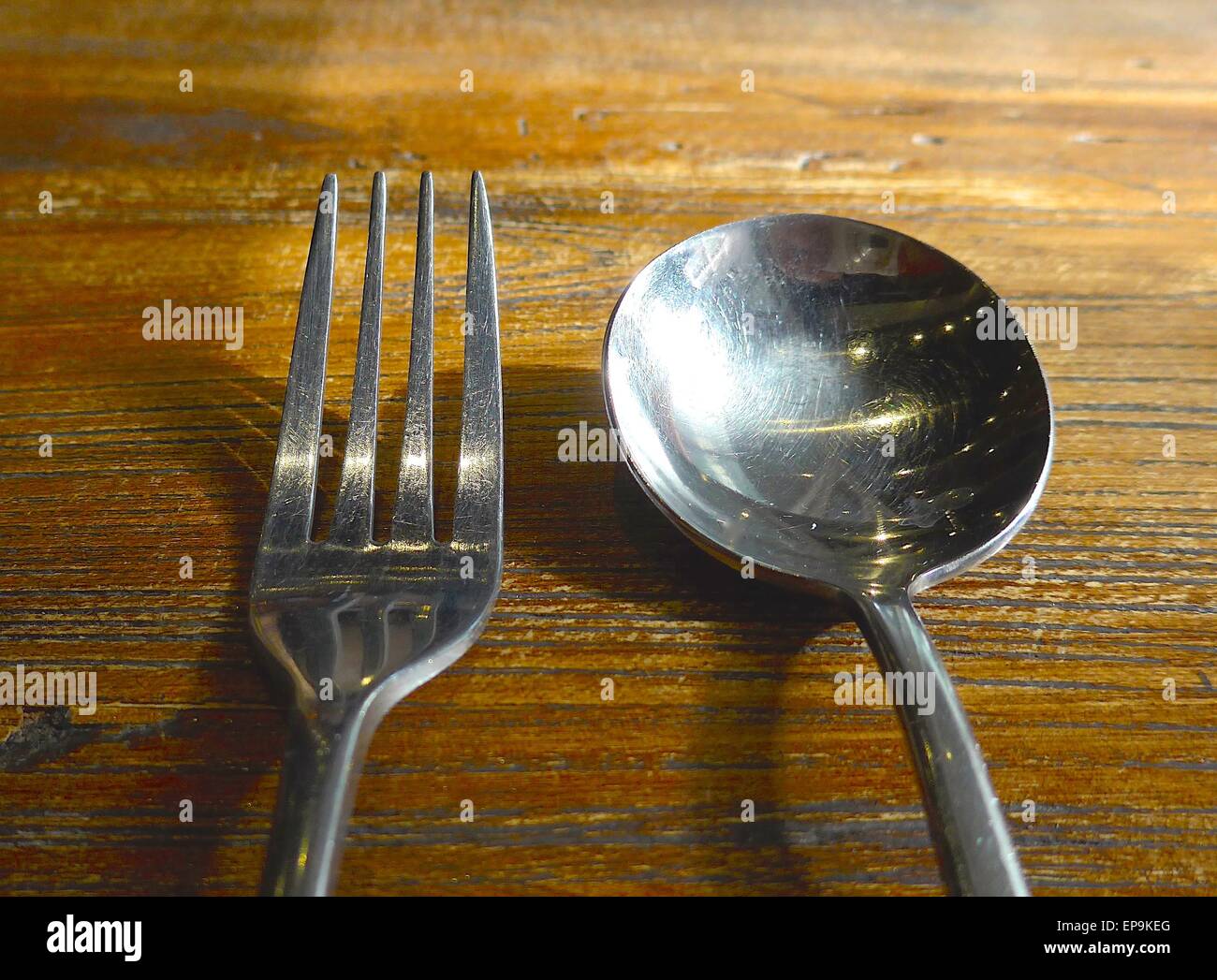 Cucchiaio e forchetta sul tavolo per la cena Foto Stock