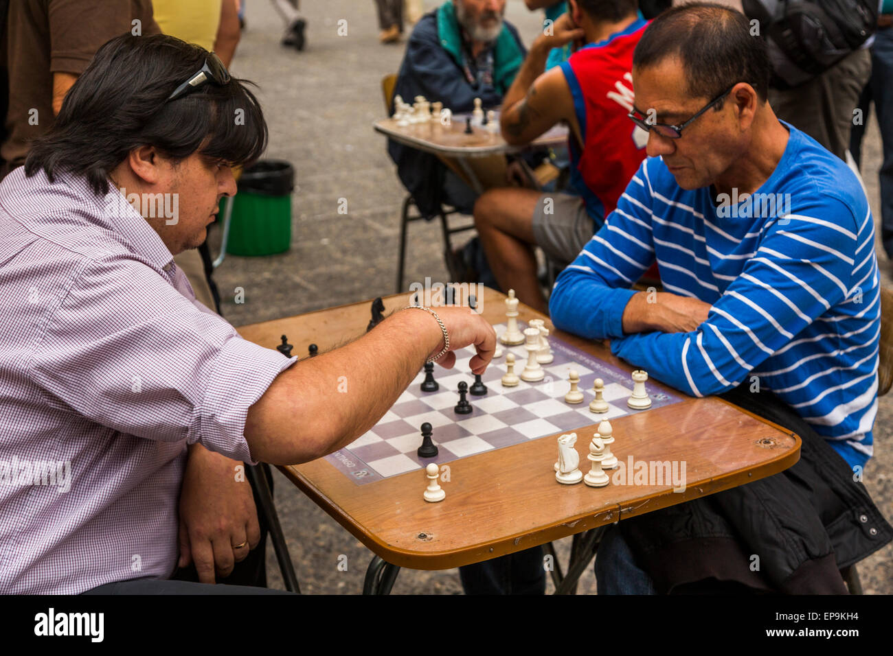 I giocatori di scacchi, Plaza de Armas, Santiago del Cile Foto Stock