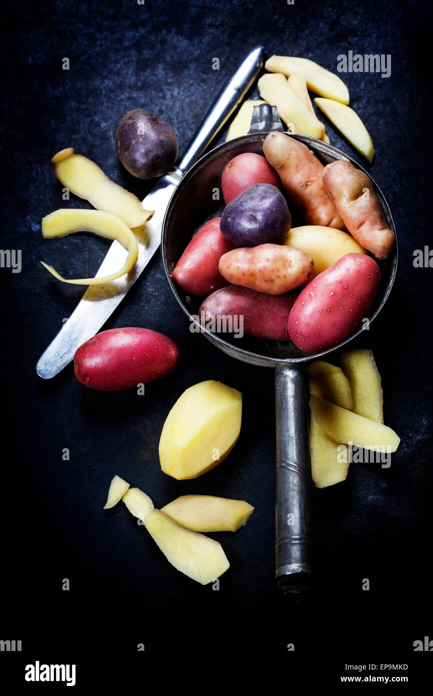 Preparazione di patate. Fresche verdure organiche. Sfondo di cibo. Cibo sano da giardino Foto Stock