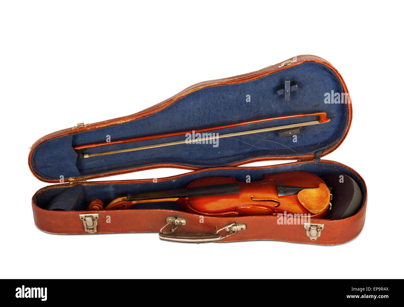Vecchio violino con la prua in copertina rigida isolato su uno sfondo bianco Foto Stock