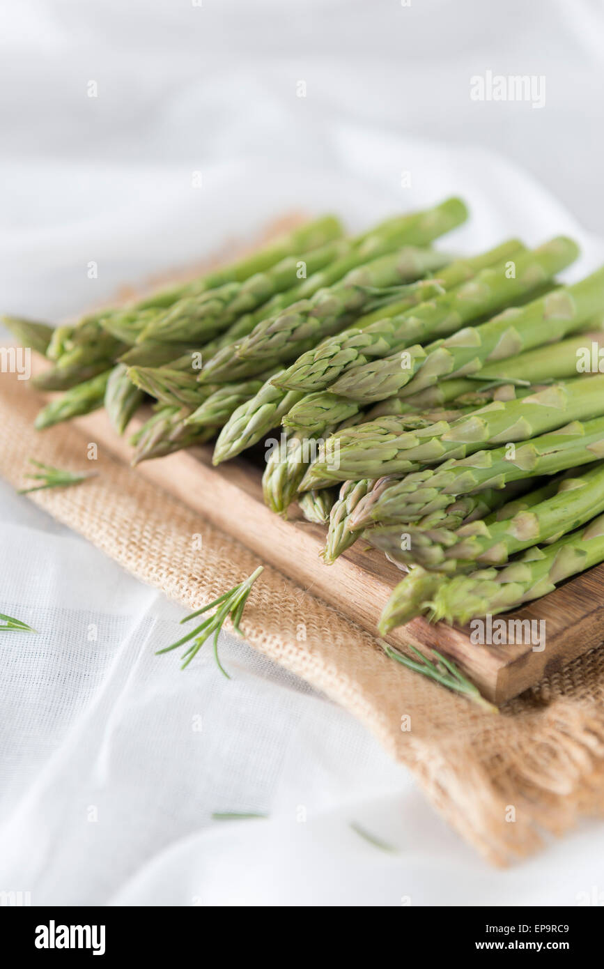 Gli asparagi spears su un tagliere. Foto Stock