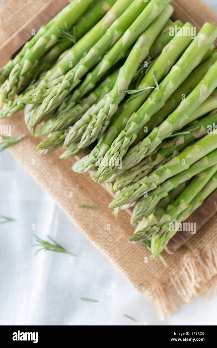 Gli asparagi spears su un tagliere. Foto Stock