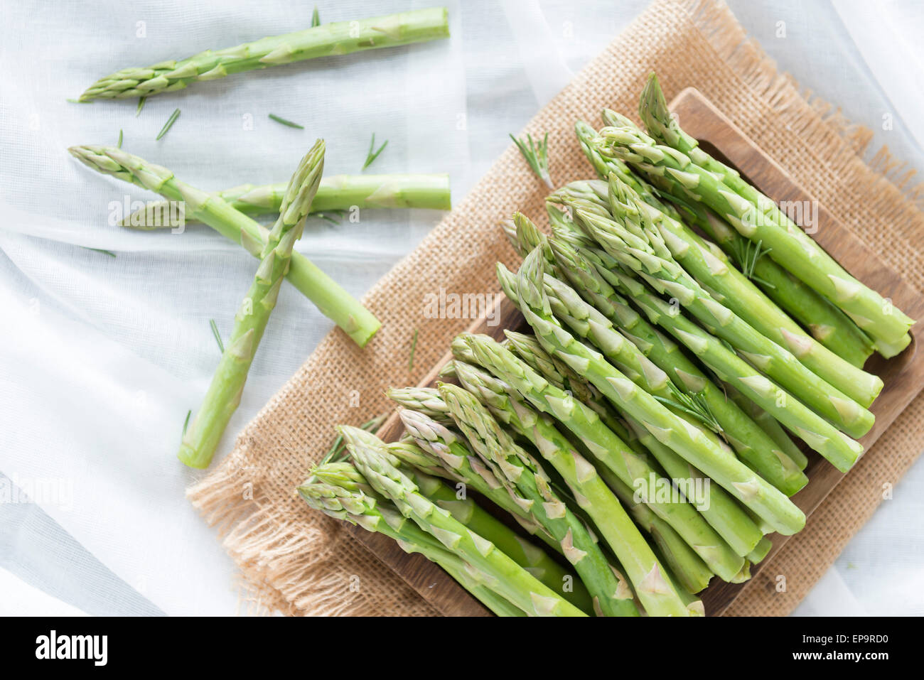 Gli asparagi spears su un tagliere. Foto Stock