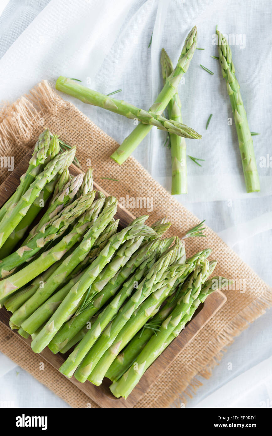 Gli asparagi spears su un tagliere. Foto Stock