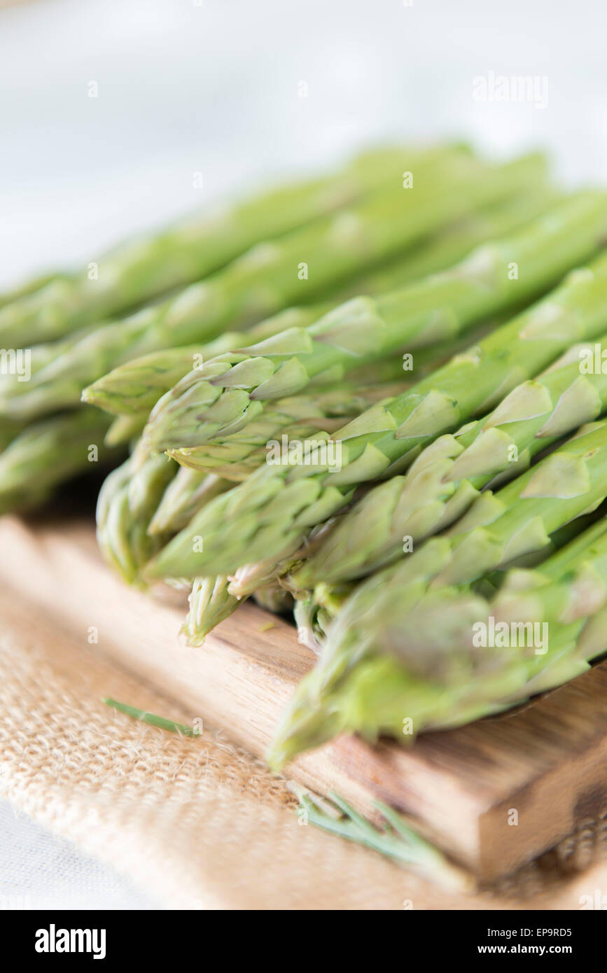Gli asparagi spears su un tagliere. Foto Stock