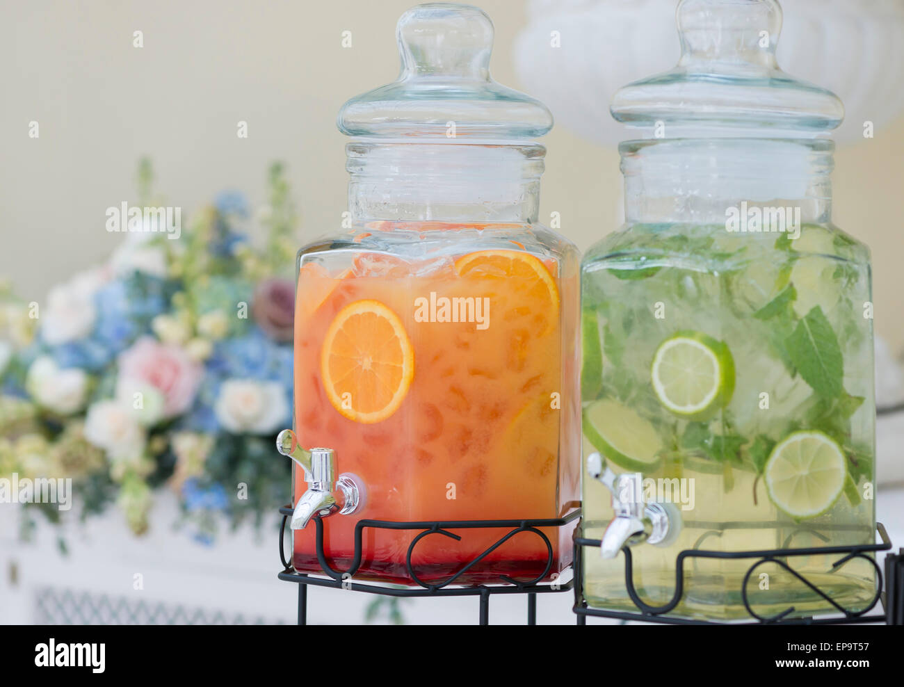 Erogazione continua jar con rubinetto, holidng succo di arancia e acqua di calce Foto Stock
