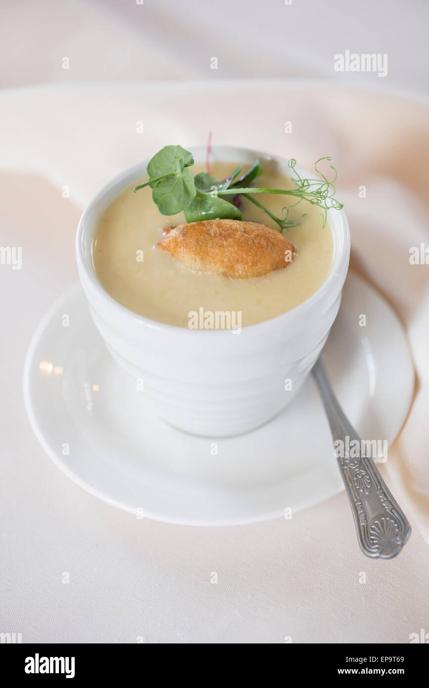 Il Porro e la zuppa di patate con eglefino affumicato beignet. Foto Stock