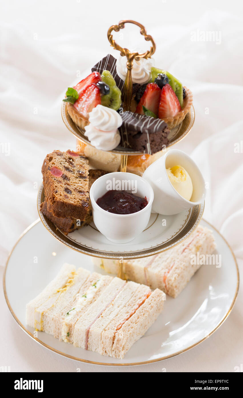 Il tè del pomeriggio con torte, biscotti e finger sandwiches. Foto Stock