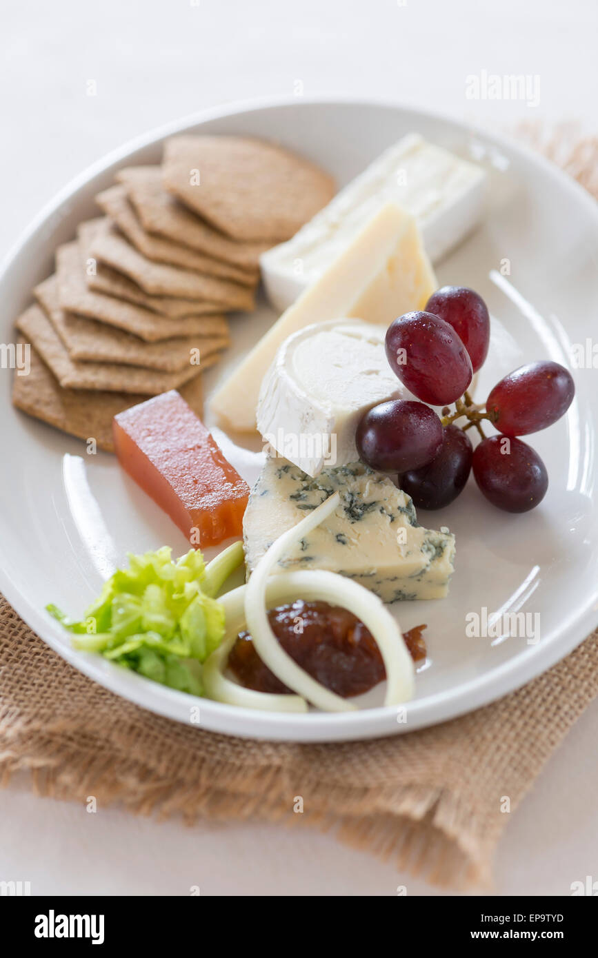 Il piatto di formaggi con una selezione di formaggi e biscotti. Foto Stock