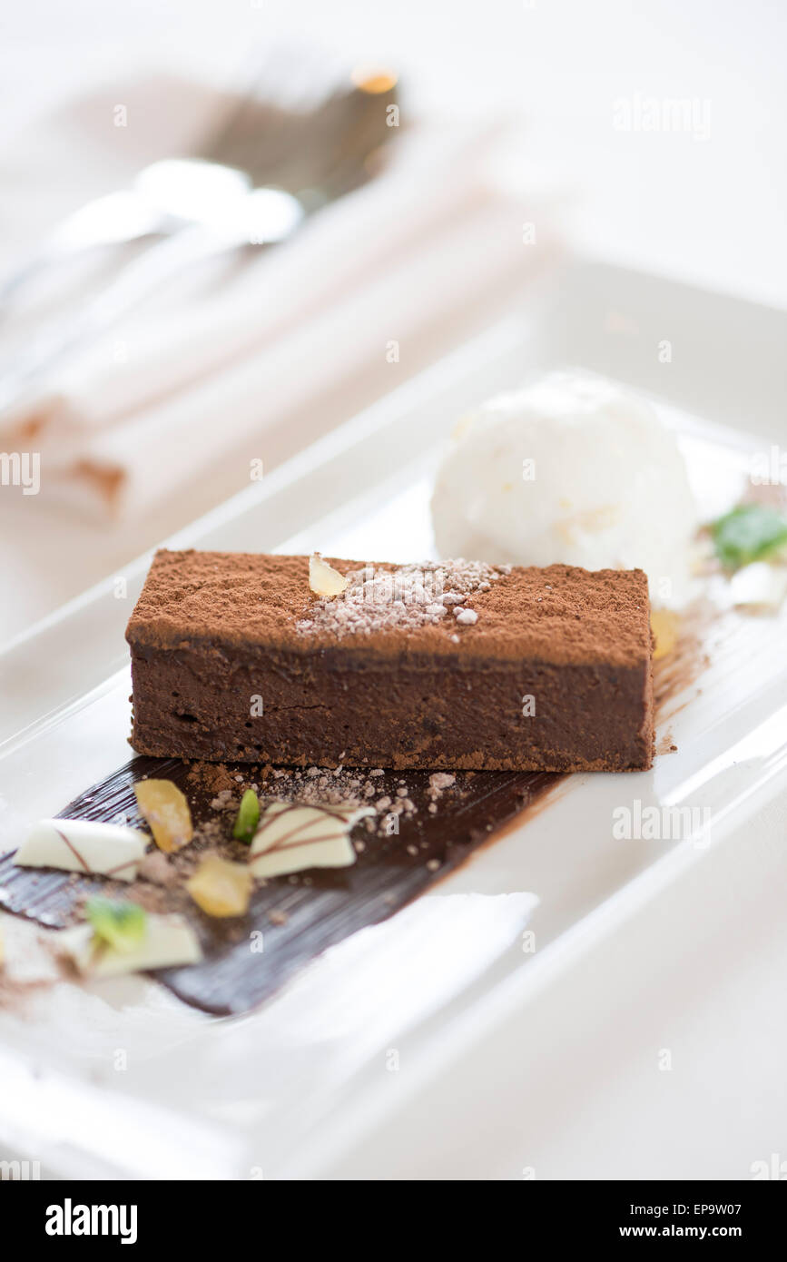 Il cioccolato brownice servita con gelato e cioccolato bianco Foto Stock